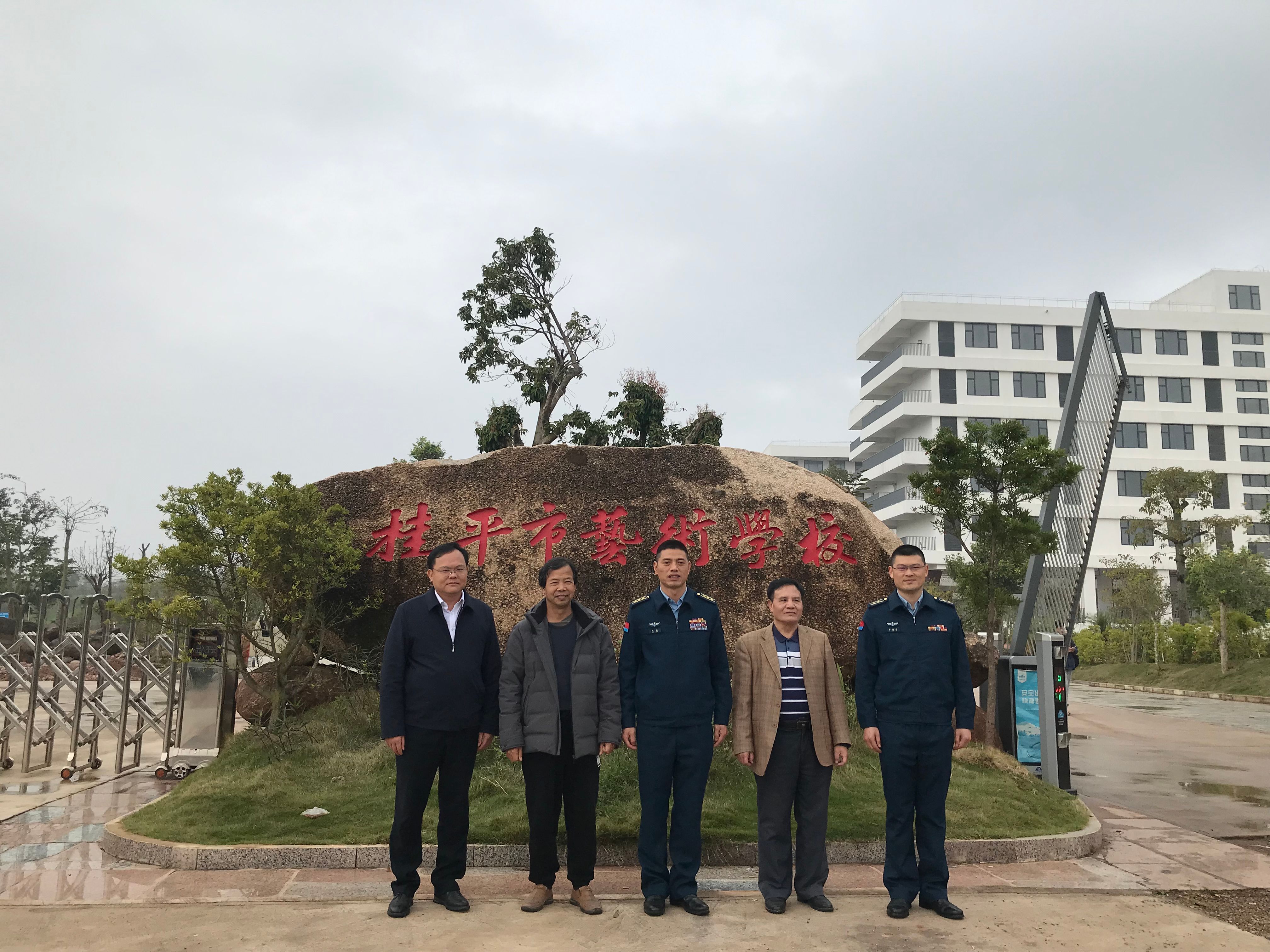 部队首长到我校指导工作丨 乐动平台官网（中国）科技公司  丨一方水土养育一代人。军民鱼水情，让我们的家园充满阳光、充满生机、充满希望！
